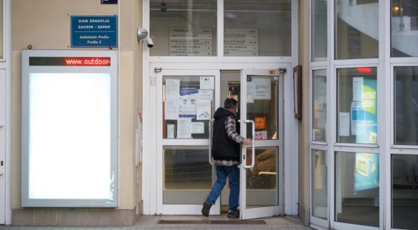 17.01.2022., Zagreb - Lijecnici primarne zdravstvene zastite od danas pocinju testiranje brzim antigenskim testovima. U jutarnjim satima ispred Doma zdravlja Zagreb Zapad u Preckom te Doma zdravlja Zagreb Centar u Sigetu nema guzvi i dugackih redova.
  Photo: Davor Puklavec/PIXSELL