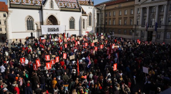 17.02.2024., Zagreb - Pod nazivom"Dosta je! Odmah na izbore" danas se na Markovom trgu  odrzao prosvjed koji organizira 11 parlamentarnih stranaka lijevo-liberalne oporbe, a koji ce zatraziti zaustavljanje korupcije, kriminala, pljacke i HDZ-ove uzurpacije vlasti te trenutacno raspisivanje izbora. Photo: Luka stanzl/PIXSELL