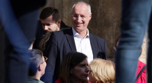 17.02.2024., Zagreb - Pod nazivom"Dosta je! Odmah na izbore" danas se na Markovom trgu  odrzao prosvjed koji organizira 11 parlamentarnih stranaka lijevo-liberalne oporbe, a koji ce zatraziti zaustavljanje korupcije, kriminala, pljacke i HDZ-ove uzurpacije vlasti te trenutacno raspisivanje izbora. Photo: Luka Stanzl/PIXSELL