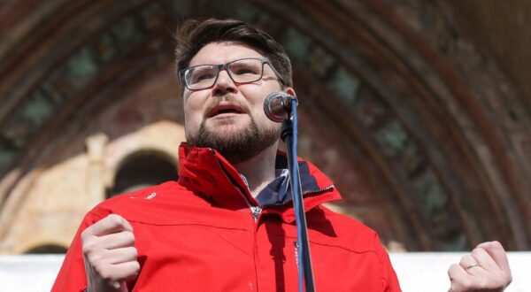 17.02.2024., Zagreb - Pod nazivom"Dosta je! Odmah na izbore" danas se na Markovom trgu  odrzao prosvjed koji organizira 11 parlamentarnih stranaka lijevo-liberalne oporbe, a koji ce zatraziti zaustavljanje korupcije, kriminala, pljacke i HDZ-ove uzurpacije vlasti te trenutacno raspisivanje izbora. Photo: Luka Stanzl/PIXSELL