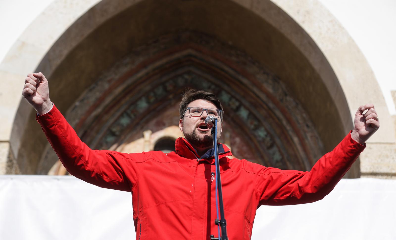 17.02.2024., Zagreb - Pod nazivom"Dosta je! Odmah na izbore" danas se na Markovom trgu  odrzao prosvjed koji organizira 11 parlamentarnih stranaka lijevo-liberalne oporbe, a koji ce zatraziti zaustavljanje korupcije, kriminala, pljacke i HDZ-ove uzurpacije vlasti te trenutacno raspisivanje izbora. Photo: Luka Stanzl/PIXSELL
