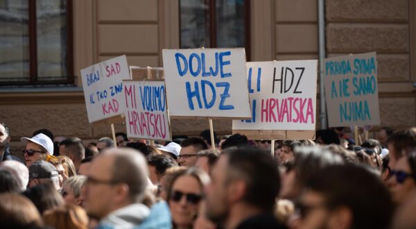 17.02.2024. Zagreb - Transparentni na prosvjedu "Dosta je! Odmah na izbore". Photo: Marko Juric/PIXSELL
