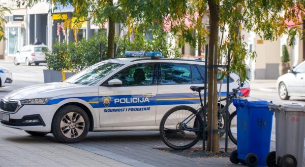 17.10.2023., Osijek - Policijski ocevid u Zupanijskoj ulici u sredistu grada gdje je pronadjeno tijelo muske osobe. Photo: Borna jaksic/PIXSELL