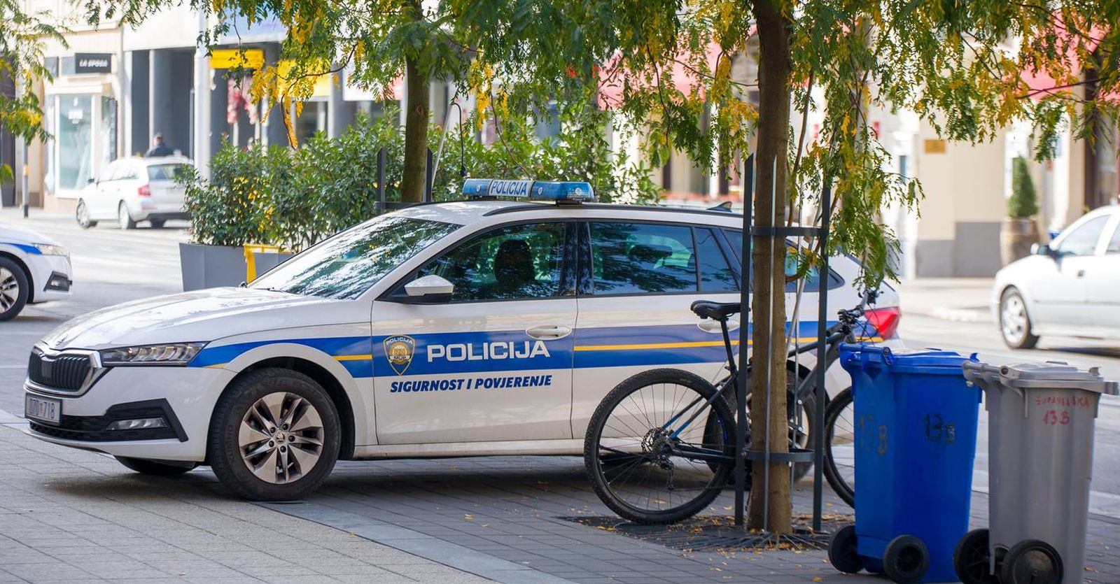 17.10.2023., Osijek - Policijski ocevid u Zupanijskoj ulici u sredistu grada gdje je pronadjeno tijelo muske osobe. Photo: Borna jaksic/PIXSELL