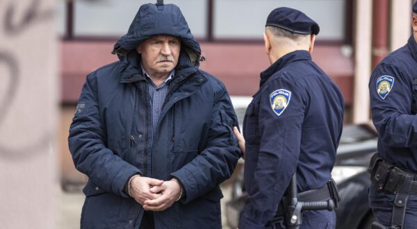 18.01.2024., Osijek - Privodjenje Zvonka Bedea i osumnjicenih za odovornost pozara u Drava International, Zvonko Bede u pratnji policije stigao u opcinsko drzavno odvjetnistvo Photo: Davor Javorovic/PIXSELL