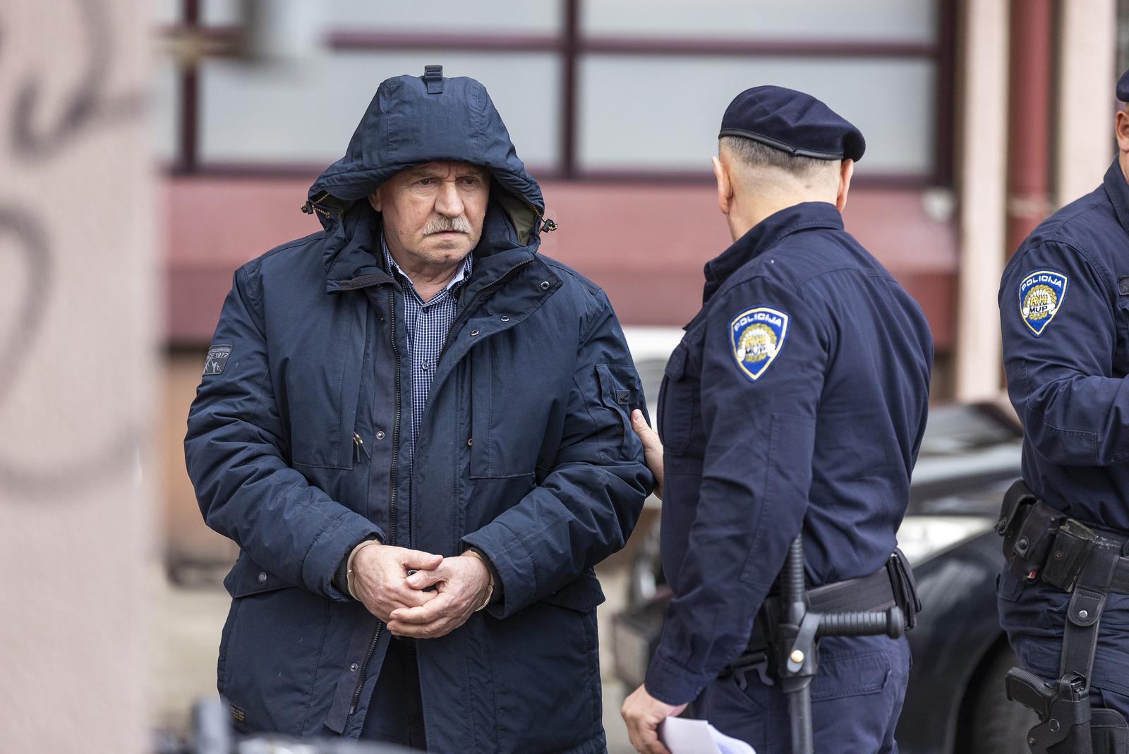 18.01.2024., Osijek - Privodjenje Zvonka Bedea i osumnjicenih za odovornost pozara u Drava International, Zvonko Bede u pratnji policije stigao u opcinsko drzavno odvjetnistvo Photo: Davor Javorovic/PIXSELL