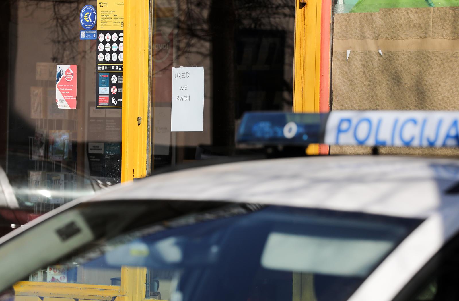 20.02.2023., Zagreb - Nepoznati maskirani pocinitelj uz prijetnju vatrenim oruzjem pocinio razbojnistvo u posti u Ulici Segrta Hlapica u Botincu. Ocevid je u tijeku. Photo: Emica Elvedji/PIXSELL