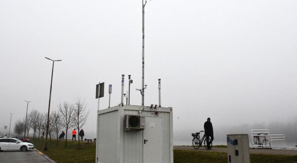 21.02.2021., Slavonski Brod - Reportaza o zagađenju zraka u Slavonskom Brodu. O toj problematici, s kojom se Brodjani bezuspjesno bore dugi niz godina, govore predsjednik Udruge Eko-integral Peter Toth Djerdj i tajnik Ante Nikolas. Mjerne postaje za mjerenje kvalitete zraka u Slavonskom Brodu neprestano su u crvenom - oneciscen zrak ili ljubicastom - ekstremno oneciscen zrak..rPhoto: Ivica Galovic/PIXSELL