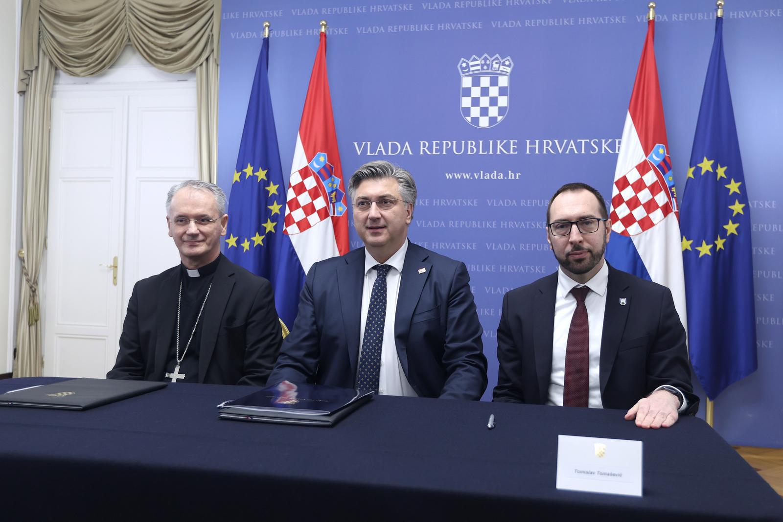 21.02.2024., Zagreb -U Banskim dvorima odrzana je svecanost potpisivanja Sporazuma o razumijevanju i podrsci u vezi rekonstrukcije Gradskog stadiona Maksimir i izgradnje ili rekonstrukcije objekata Katolicke Crkve na 10 lokacija u Gradu Zagrebu. Sporazum su potpisali premijer Andrej Plenkovic, nadbiskup Drazen Kutlesa i gradonacelnik Tomislav Tomasevic.
 Photo: Patrik Macek/PIXSELL