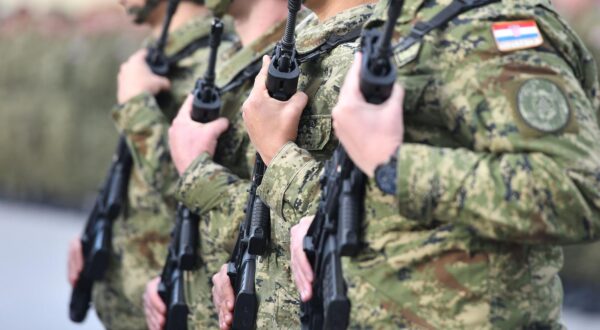 21.11.2022., Varazdin - Ispracaj 38. hrvatskog kontingenta u vojarni 7. gardijske brigade "Puma" u NATO operaciju KFOR u Republiku Kosovo.  Ispracaju je nazocio ministar Mario Banozic Photo: Vjeran Zganec-Rogulja/PIXSELL