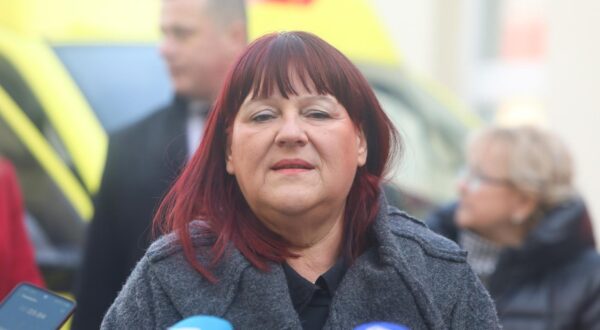 21.12.2023., Karlovac - Zavod za hitnu medicinu Karlovacke zupanije bogatiji je za jos jedno vozilo hitne medicinske pomoci, namijenjeno izvanbolnickoj hitnoj medicinskoj sluzbi. Kljuceve novog vozila ravnatelju HMP Karlovacke zupanije Perici Vucelici urucila je zupanica Martina Furdek Hajdin. Photo: Kristina Stedul Fabac/PIXSELL