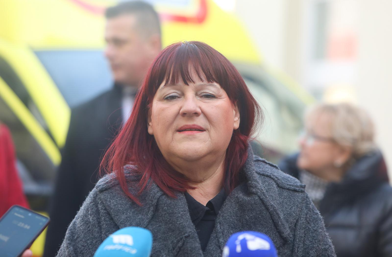 21.12.2023., Karlovac - Zavod za hitnu medicinu Karlovacke zupanije bogatiji je za jos jedno vozilo hitne medicinske pomoci, namijenjeno izvanbolnickoj hitnoj medicinskoj sluzbi. Kljuceve novog vozila ravnatelju HMP Karlovacke zupanije Perici Vucelici urucila je zupanica Martina Furdek Hajdin. Photo: Kristina Stedul Fabac/PIXSELL