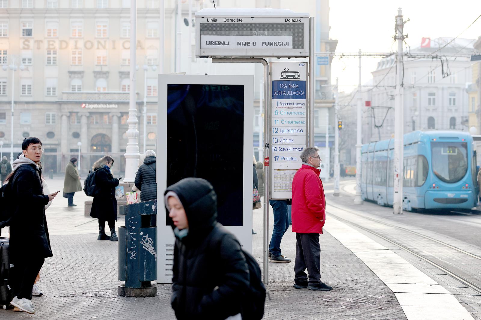 22.01.2024., Zagreb - Na vrlo hladno zagrebacko jutro, kad bi promrzlim putnicima puno znacila informacija o dolasku tramvaja, ZET-ov ekran na Jelacicevom trgu je izvan funcije. 
 Photo: Patrik Macek/PIXSELL