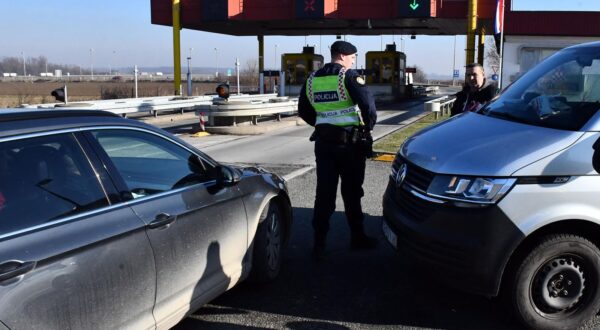 22.01.2024., Slavonski Brod - ​Zbog sve veceg priliva ilegalnih migranata policija na brojnim punktovima uz prometnice provodi pojacani nadzor. Photo: Ivica Galovic/PIXSELL
