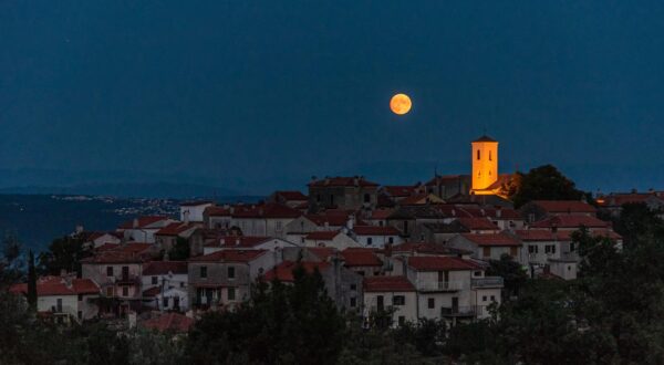 21.08.2021., Beli - rMjesec iznad mjesta Beli na Cresu. Photo: Srecko Niketic/PIXSELL