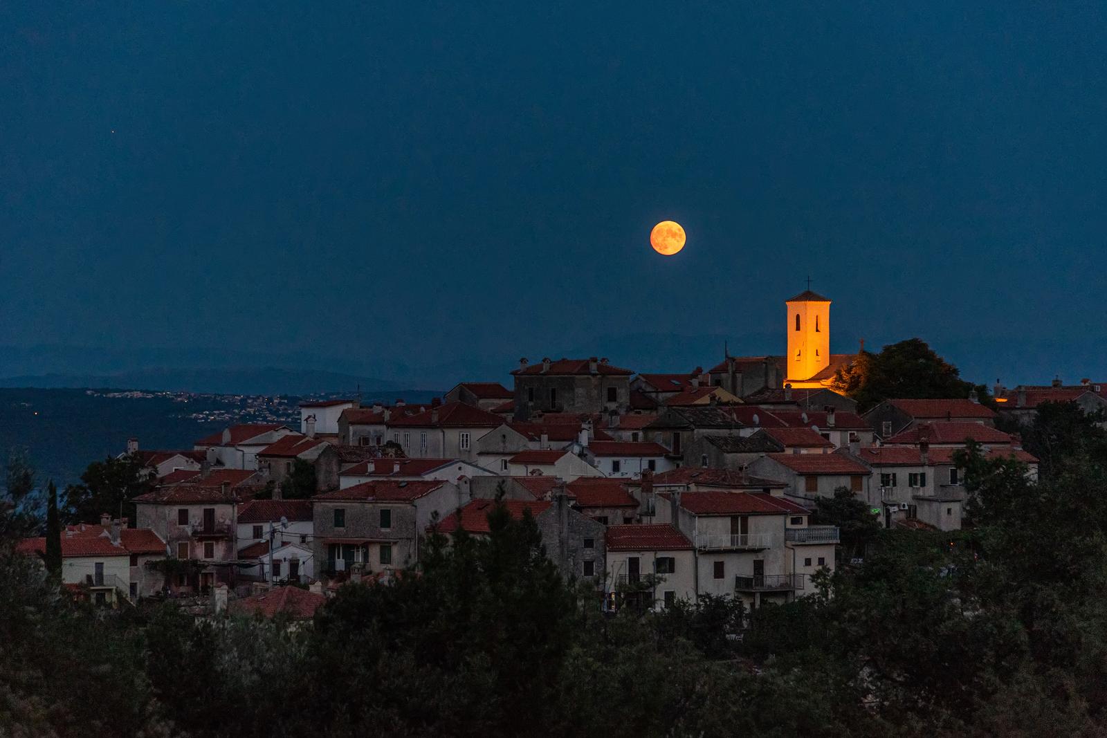 21.08.2021., Beli - rMjesec iznad mjesta Beli na Cresu. Photo: Srecko Niketic/PIXSELL