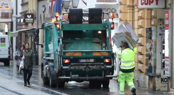 22.10.2021., Zagreb - Ilica. Simpaticne prodavacice obliznje trgovine pomogle zaposlenicima Cistoce utovariti smece u kamion.  Photo: Sanjin Strukic/PIXSELL