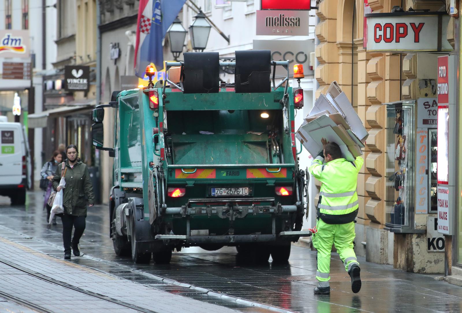 22.10.2021., Zagreb - Ilica. Simpaticne prodavacice obliznje trgovine pomogle zaposlenicima Cistoce utovariti smece u kamion.  Photo: Sanjin Strukic/PIXSELL