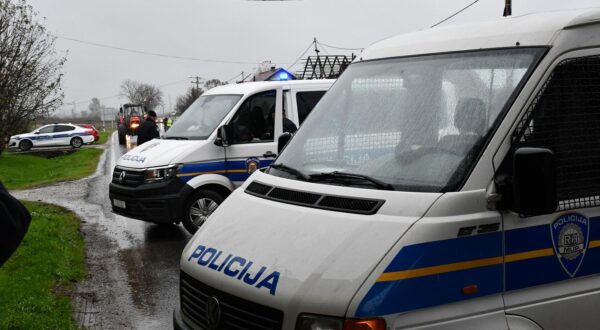 22.11.2023., Slavonski Samac - Stozer za obranu hrvatskog sela organizirao je prosvjednu blokadu granicnog prijelaza s BiH u Slavonskom Samcu, no policija je zaprijecila prolaz traktorima, a time i blokadu granice. Seljaci su traktore parkirali u neposrednoj blizini granicnog prijelaza i svoje nezadovoljstvo nastavili mirnim prosvjedom. Photo: Ivica Galovic/PIXSELL