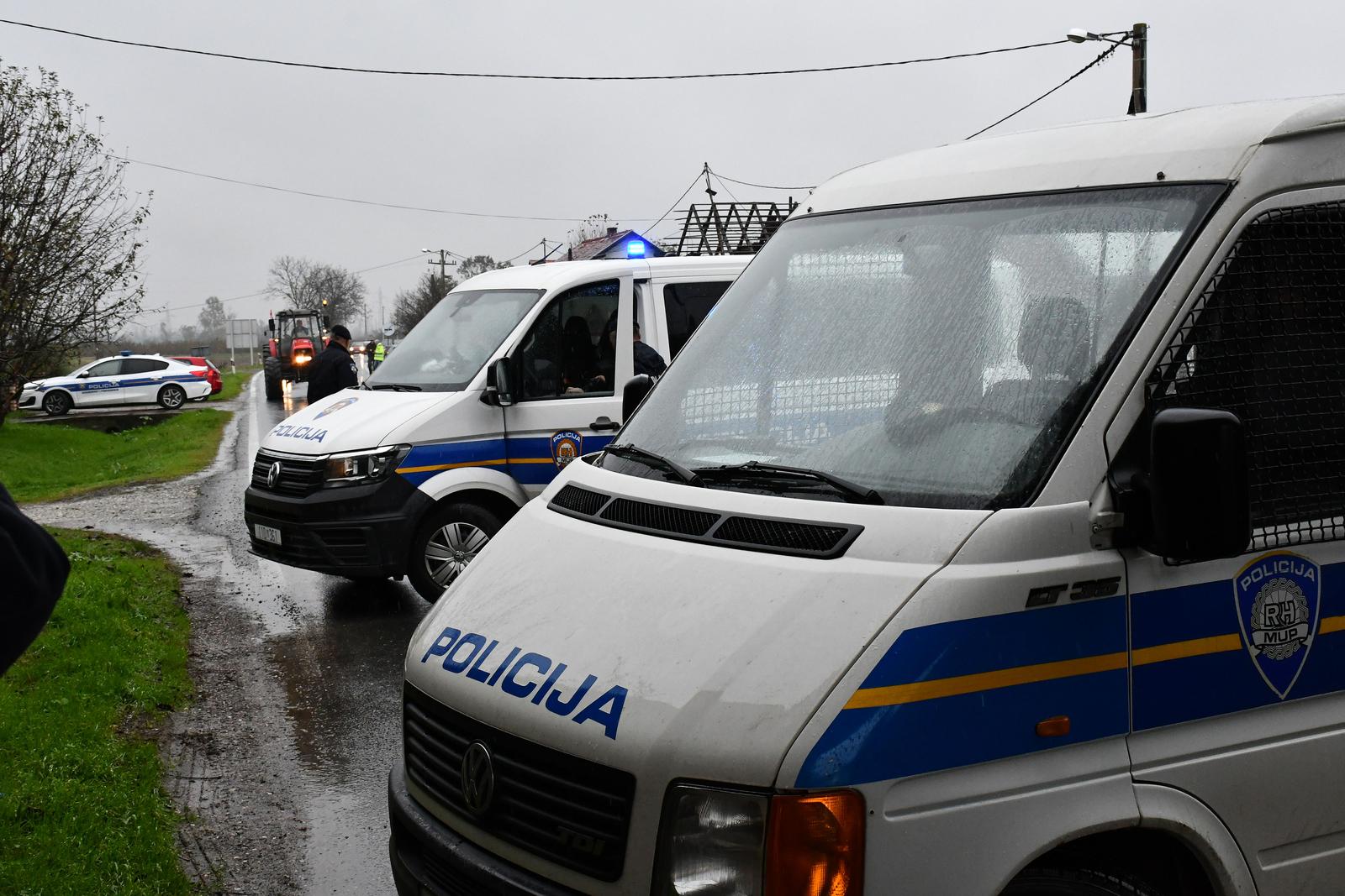 22.11.2023., Slavonski Samac - Stozer za obranu hrvatskog sela organizirao je prosvjednu blokadu granicnog prijelaza s BiH u Slavonskom Samcu, no policija je zaprijecila prolaz traktorima, a time i blokadu granice. Seljaci su traktore parkirali u neposrednoj blizini granicnog prijelaza i svoje nezadovoljstvo nastavili mirnim prosvjedom. Photo: Ivica Galovic/PIXSELL