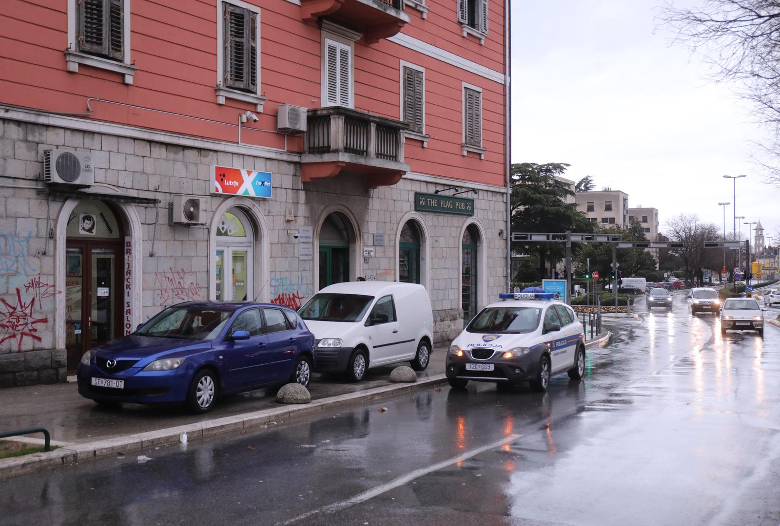 24.02.2024., Split - Nakon sto je 22-godisnjak nocas preminuo u splitskoj bolnici od posljedica ubadanja nozem, policija obavlja izvide u ulici Domovinskog rata. Photo: Ivo Cagalj/PIXSELL