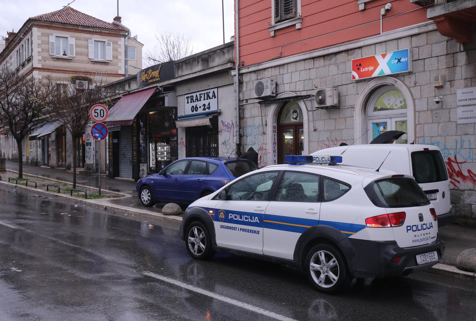 24.02.2024., Split - Nakon sto je 22-godisnjak nocas preminuo u splitskoj bolnici od posljedica ubadanja nozem, policija obavlja izvide u ulici Domovinskog rata. Photo: Ivo Cagalj/PIXSELL