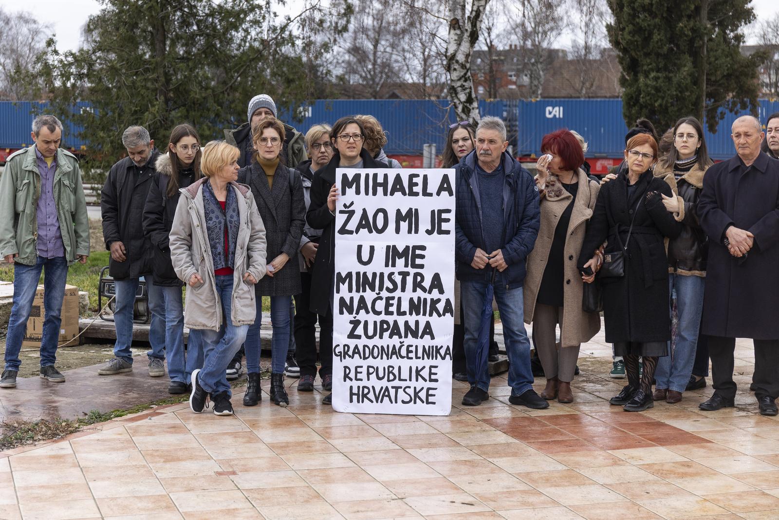 24.02.2024., Osijek - Udruga Adela odrzat je na parkiralistu kod zeljeznickog kolodvora akciju "Kava za zenska prava" na kojoj su podsjetili na sve ono sto je nacelnik osjecko-baranjske Policijske uprave Ladislav Bece rekao na sjednici Gradskog vijeca 28. rujna 2023. prilikom predstavljanja izvjesca o stanju sigurnosti u Osijeku tjedan dana nakon ubojstva Mihaele Berak, kada se "osvrnuo" i na taj slucaj. Photo: Davor Javorovic/PIXSELL