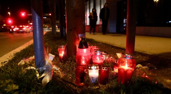 24.02.2024.,Split-Upaljeni lumini i polozeno cvijece za mladica koji je nocas preminuo od posljedica uboda noza na Mazuranicevu setalistu pored krizanja sa ulicom Domovinskog rata. Photo: Ivo Cagalj/PIXSELL