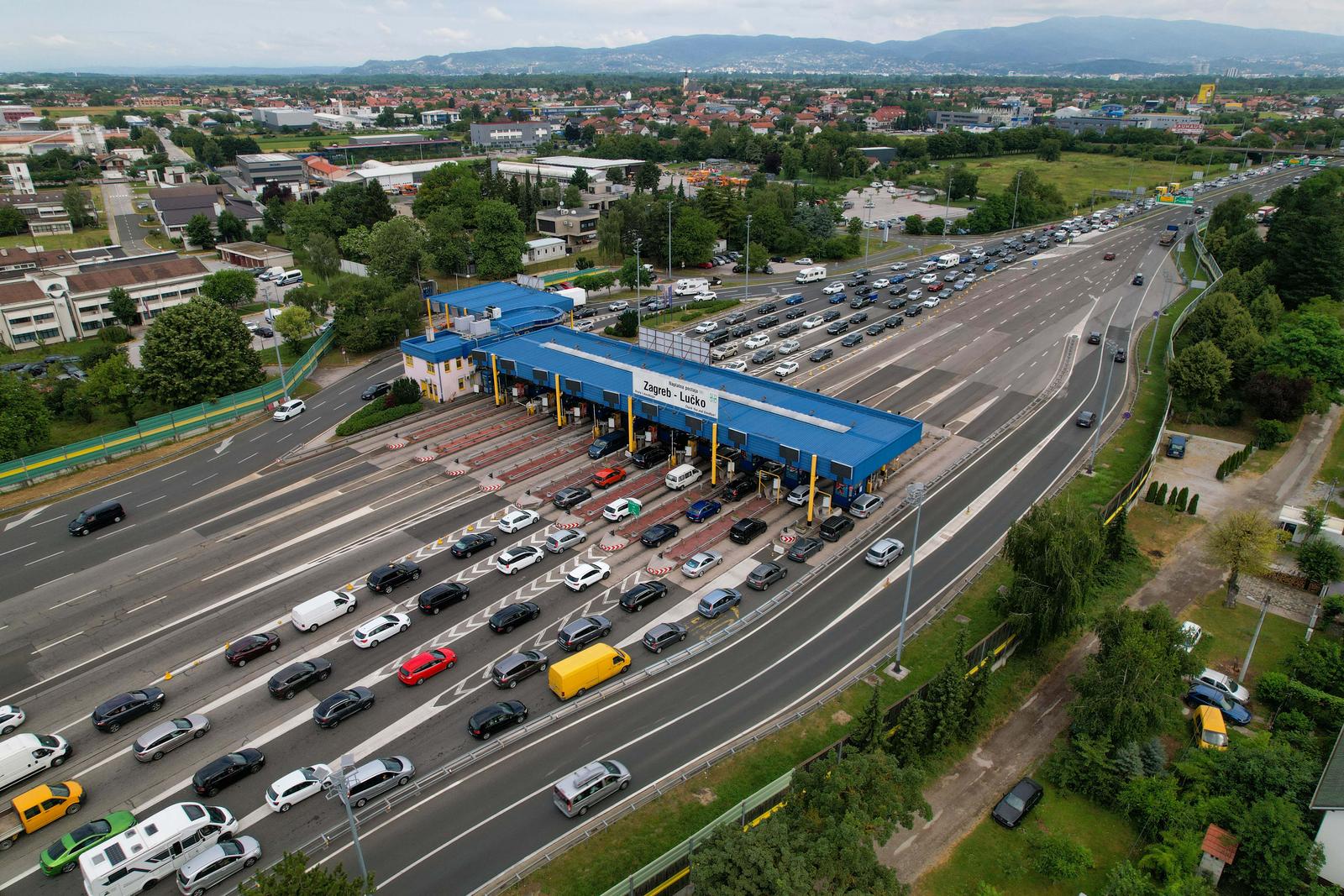 24.06.2023., Zagreb - Zracna fotografija prometne guzve na naplatnoj postaji Lucko u oba smjera. Photo: Slaven Branislav Babic/PIXSELL