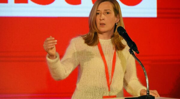25.01.2024., Pula: Pod nazivom Borba za dostojanstvo, SDP je odrzao predizborni skup u Puli. U prepunoj dvorani Zajednice Talijana, govorili su Igor Belas, Sanja Radolovic, Vili Bassanese, Boris Lalovac; Mirela Ahmetovic i Pedja Grbin. Photo: Sasa Miljevic/PIXSELL
