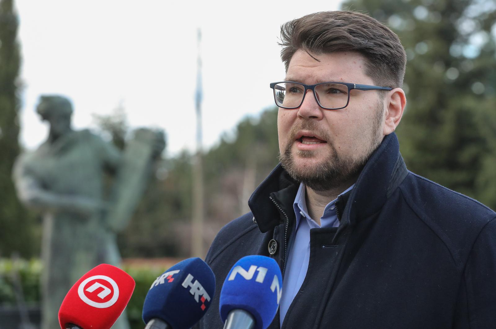 26.01.2024.,Zagreb, na zagrebackom groblju Mirogoj, povodom Medjunarodnog dana sjecaanja na zrtve holokausta, Pedja Grbin s izaslanstvom SDP-a polozio vijenac i odao pocast zrtvama holokausta.  Photo: Robert Anic/PIXSELL