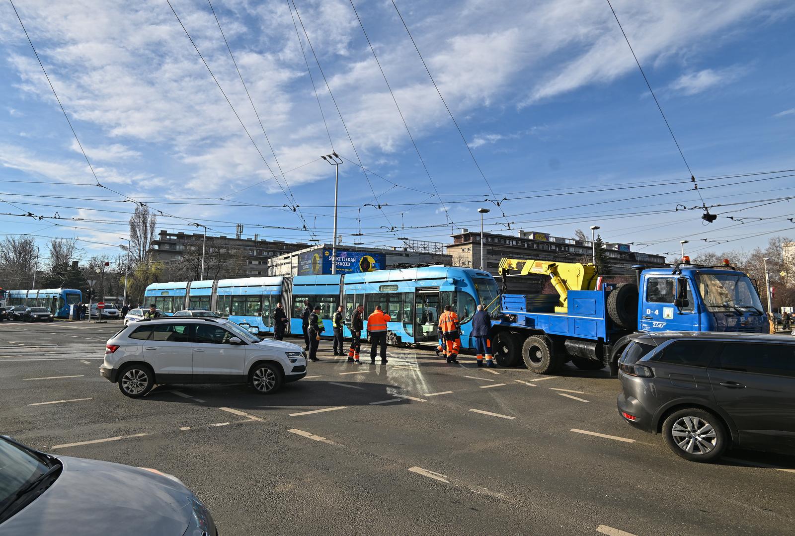 26.02.2024., Zagreb - Na krizanju Ulice grada Vukovara i Avenije Marina Drzica doslo je do prometne nesrece u kojoj je tramvaj izletio iz tracnica te se sudario s drugim travajem. Photo: Neva Zganec/PIXSELL
