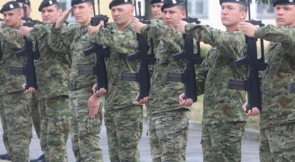 26.05.2023., Karlovac - Ministar obrane RH Mario Banozic nazocio je obiljezavanju Dana Hrvatske kopnene vojske u Karlovcu.  Dan Hrvatske kopnene vojske obiljezen je polaganjem vijenca ispred Zapovjednistva Hrvatske kopnene vojske, nakon cega je odrzana svecana akademija na kojoj su urucena promaknuca, odlikovanja, pohvale i nagrade pripadnicima Hrvatske kopnene vojske u prigodi obiljezavanja Dana Hrvatske vojske, Dana Hrvatske kopnene vojske i 32. obljetnice ustrojavanja Hrvatske vojske. Photo: Kristina Stedul Fabac/PIXSELL