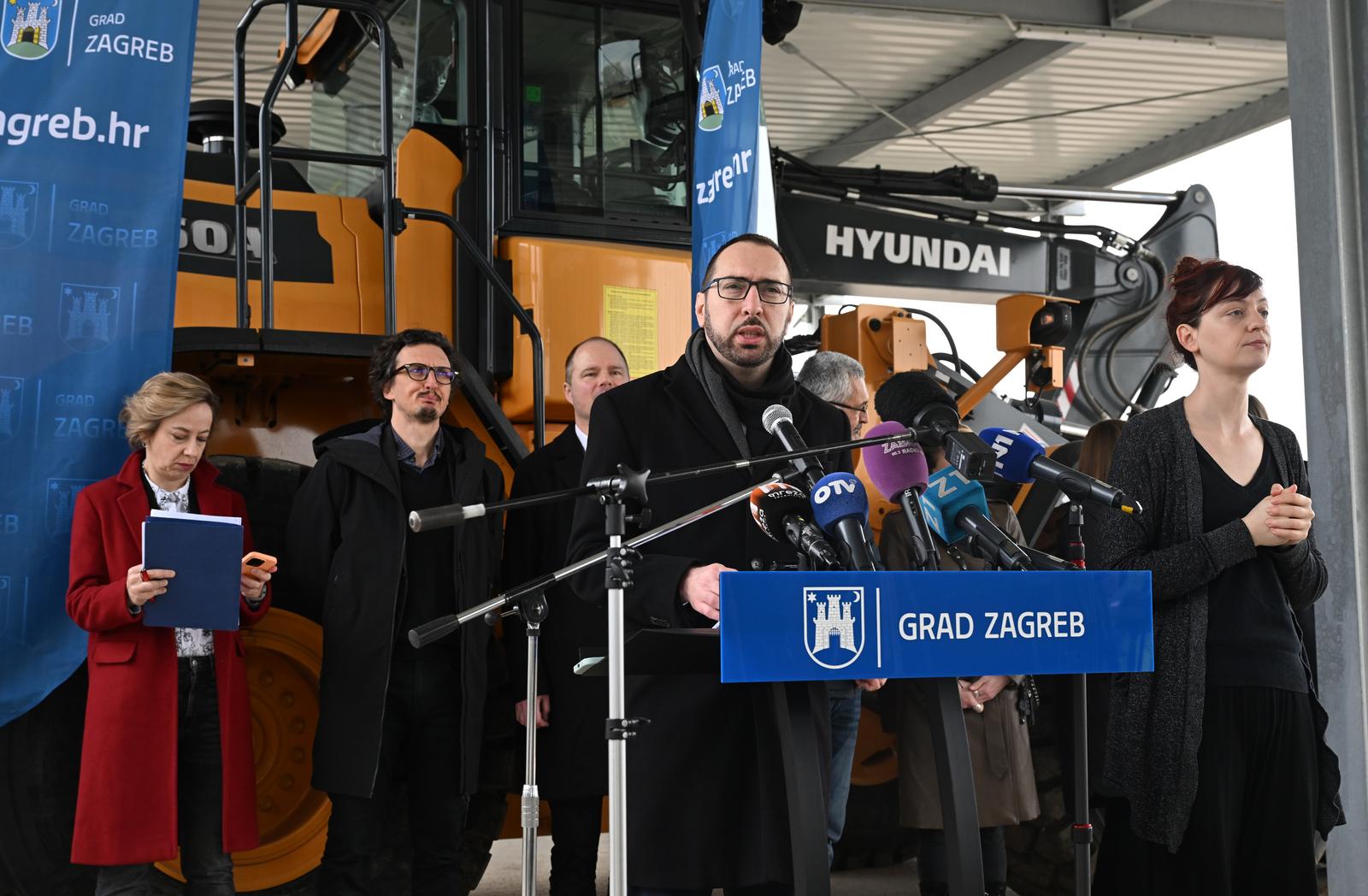 27.02.2024.,Zagreb - Zagrebacki gradonacelnik Tomislav Tomasevic i njegovi zamjenici Danijela Dolenec i Luka Korlaet pustili su  u rad oporabiliste gradjevinskog materijala, nastalog pri obnovi zgrada ostecenih potresom, na adresi Culinecka cesta  u Resniku te su odrzali odrzali redovitu konferenciju za medije Photo: Davorin Visnjic/PIXSELL