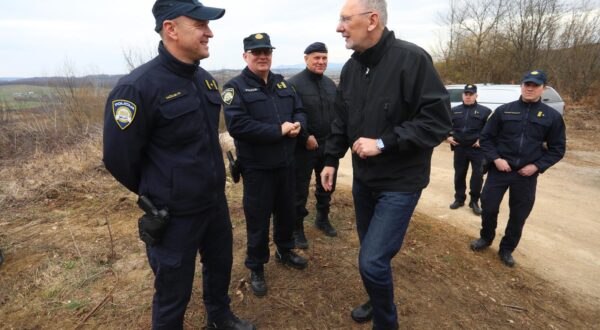 27.02.2024.,  Krnjak -  Potpredsjednik Vlade i ministar unutarnjih poslova RH dr. sc. Davor Bozinovic obisao je policijske sluzbenike na podrucju Policijske uprave karlovacke koji rade na zastiti drzavne granice i suzbijanju nezakonitih migracija uz podrucje granicne crte s Bosnom i Hercegovinom. Photo: Kristina Stedul Fabac/PIXSELL
