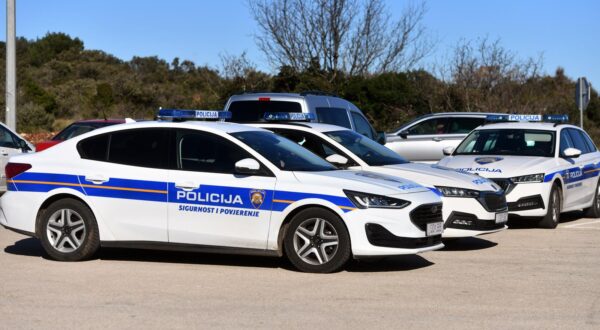 28.01.2024., Sibenik - Mirni prosvjed mjestana Zatona i Rasline na Sibenskom mostu zbog pocetka radova na Jadranskoj magistrali i spoju ceste koja vodi u spomenuta mjesta. Photo: Hrvoje Jelavic/PIXSELL