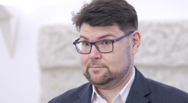 28.02.2024., Zagreb - Kao se i ocekivalo prijedlog za raspustanje Sabora nije usvojen na glasovanju. Iako su se zastupnici oporbe trudili da stankama i drugim poslovnickim mogucnostima otegnu glasovanje, vladajuca vecina je bez problema odradila posao i Sabor nastavlja sa radom. Nakon glasovanja dogadjanje je komentirao Pedja Grbin.
 Photo: Patrik Macek/PIXSELL
