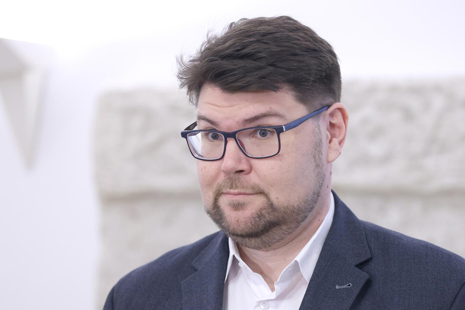 28.02.2024., Zagreb - Kao se i ocekivalo prijedlog za raspustanje Sabora nije usvojen na glasovanju. Iako su se zastupnici oporbe trudili da stankama i drugim poslovnickim mogucnostima otegnu glasovanje, vladajuca vecina je bez problema odradila posao i Sabor nastavlja sa radom. Nakon glasovanja dogadjanje je komentirao Pedja Grbin.
 Photo: Patrik Macek/PIXSELL
