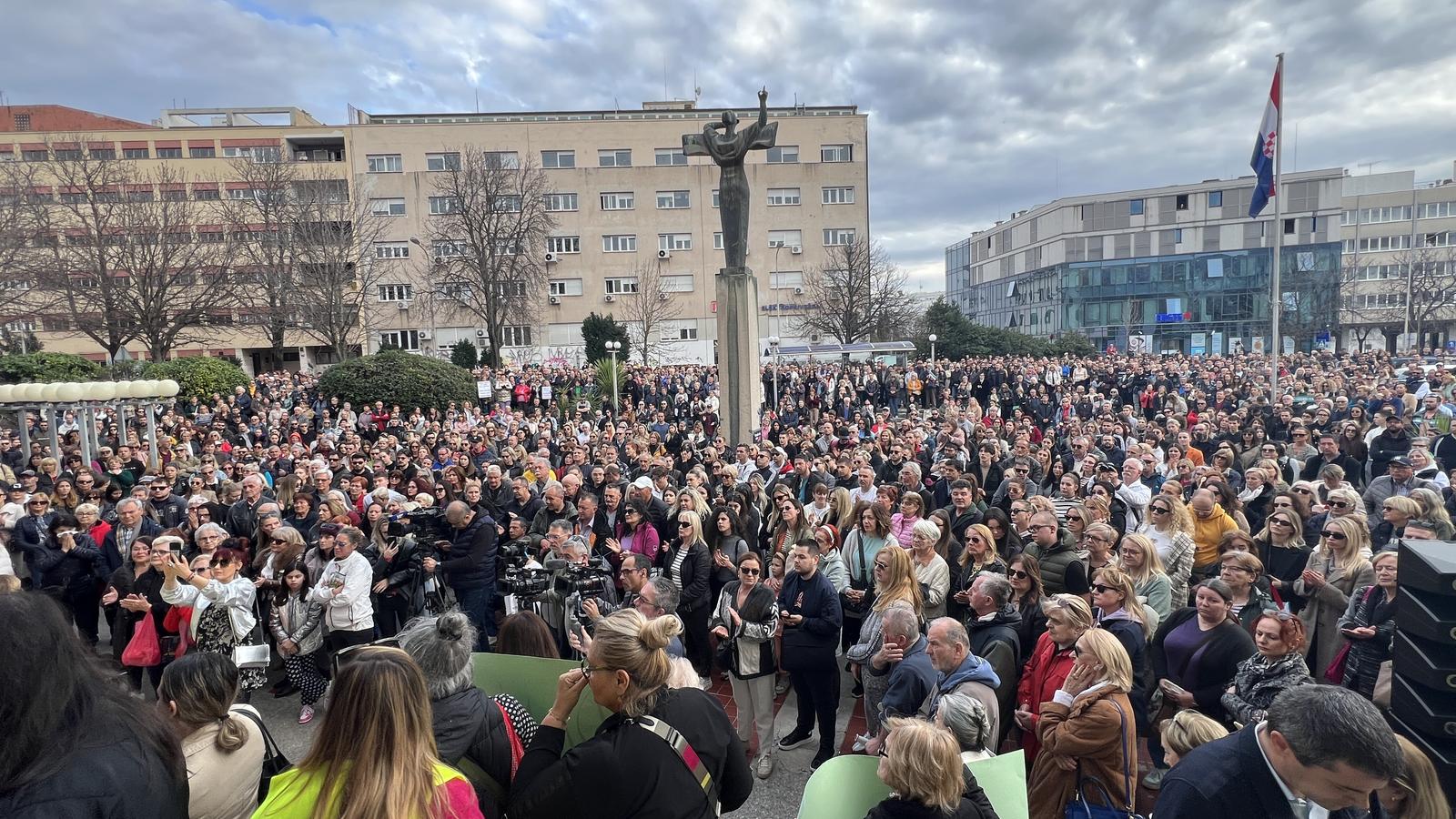 28.02.2024., Split - ispred Zupanijskog suda u Splitu odrzan je mirni prosvjed 'danas Luka, sutra JA' u cast tragicno preminulom 22-godisnjem Luki Bancicu. Photo: Ivo Cagalj/PIXSELL