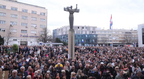 28.02.2024., Split - ispred Zupanijskog suda u Splitu odrzan je mirni prosvjed 'danas Luka, sutra JA' u cast tragicno preminulom 22-godisnjem Luki Bancicu. Photo: Ivo Cagalj/PIXSELL Photo: Ivo Cagalj/PIXSELL