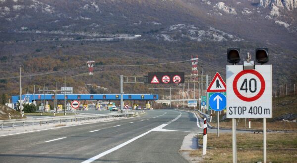 Rijeka: Zbog olujne bure na DC3 kamion završio na boku 28.11.2018., Rijeka - Zbog olujne bure zatvorena je dionica autoceste A6 Kikovica - Delnice. Na obilaznoj cesti DC3 doslo je do prevrtanja kamiona usljed naleta bure. Photo: Nel Pavletic/PIXSELL