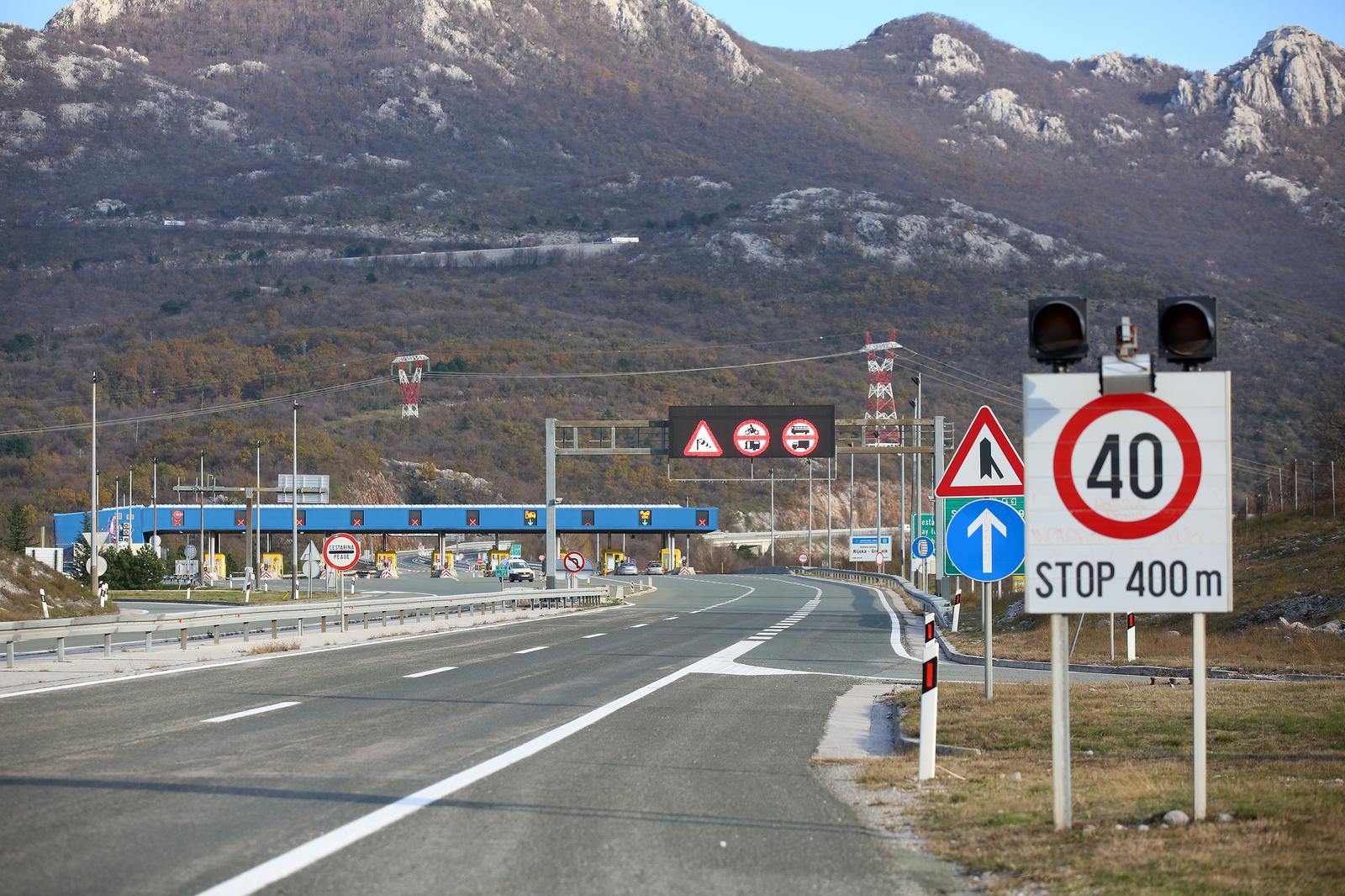 Rijeka: Zbog olujne bure na DC3 kamion završio na boku 28.11.2018., Rijeka - Zbog olujne bure zatvorena je dionica autoceste A6 Kikovica - Delnice. Na obilaznoj cesti DC3 doslo je do prevrtanja kamiona usljed naleta bure. Photo: Nel Pavletic/PIXSELL