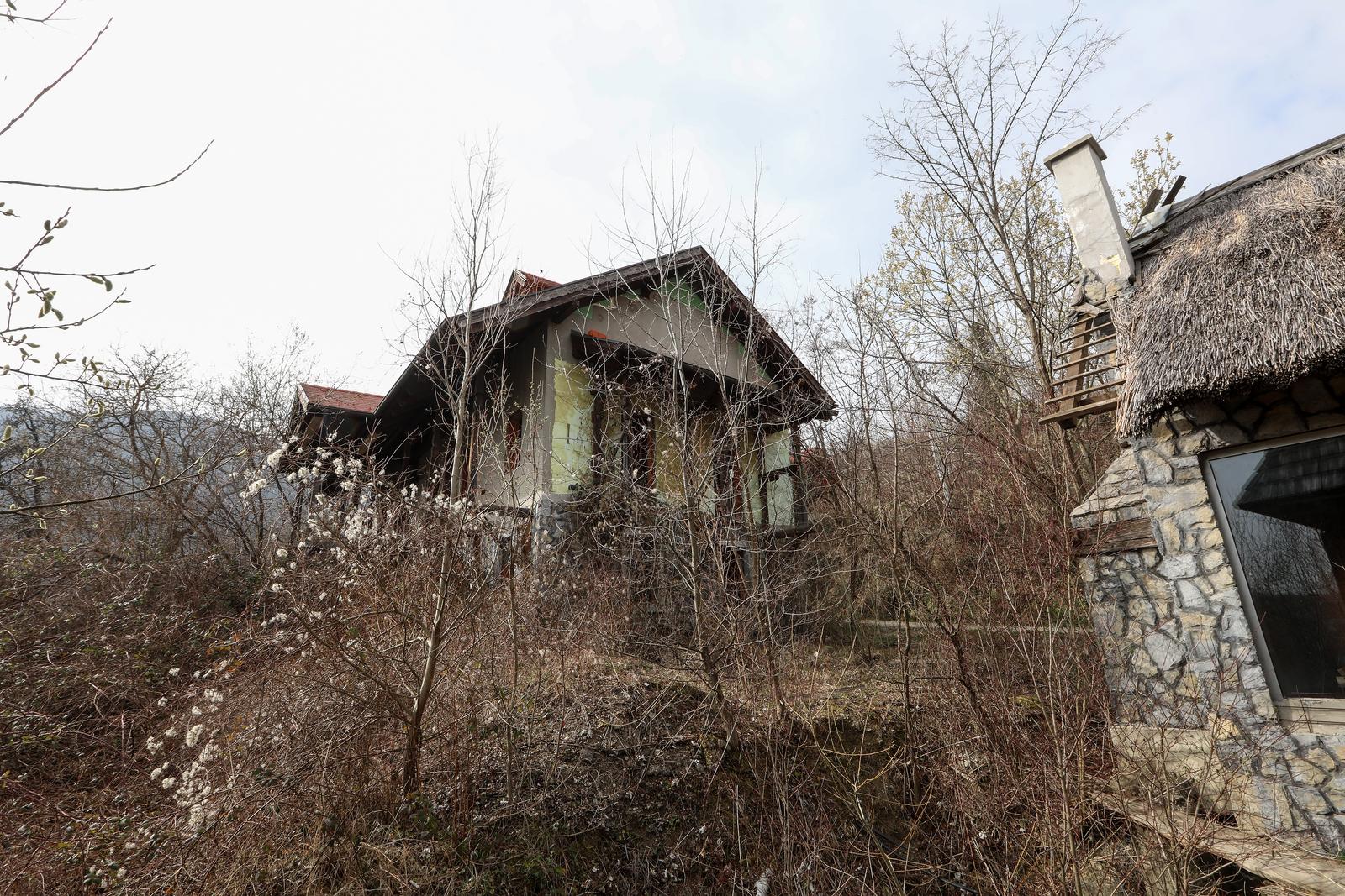 29.02.2024.,Zumberak, Poljanica Okicka -  Kuce za odmor Hrvoja Vojkovica zarasle u korov. U jednoj od kuca nalazi se bazen u izgradnji. Photo: Robert Anic/PIXSELL