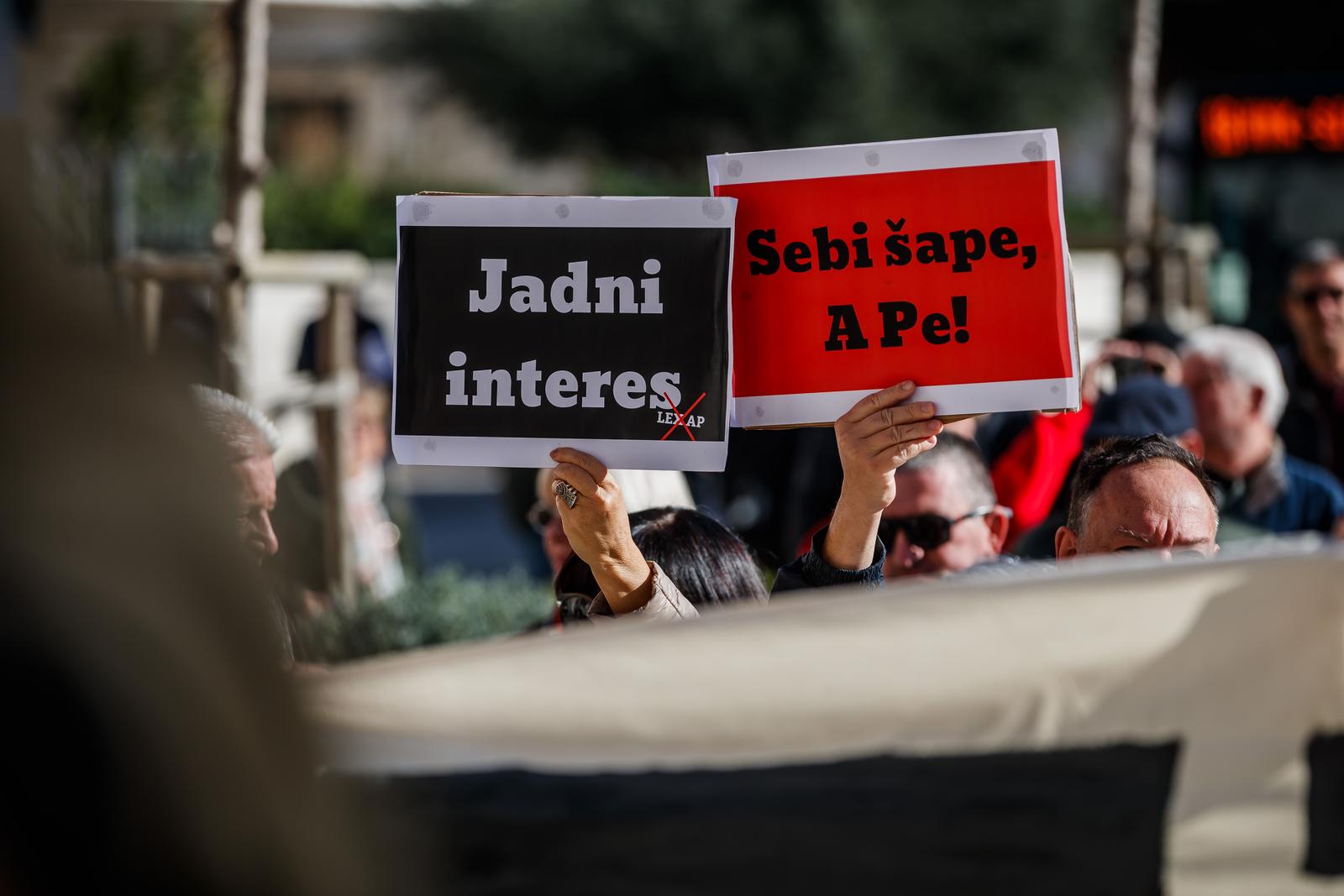 31.01.2024., Split - Prosvjed novinara i gradjana ispred zgrade HNK povodom spornog zakona Lex AP. Photo: Zvonimir Barisin/PIXSELL