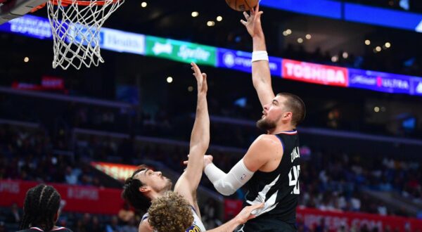 Dec 2, 2023; Los Angeles, California, USA; Los Angeles Clippers center Ivica Zubac (40) shoots against Golden State Warriors forward Dario Saric (20) during the second half at Crypto.com Arena. Mandatory Credit: Gary A. Vasquez-USA TODAY Sports Photo: Gary A. Vasquez/REUTERS