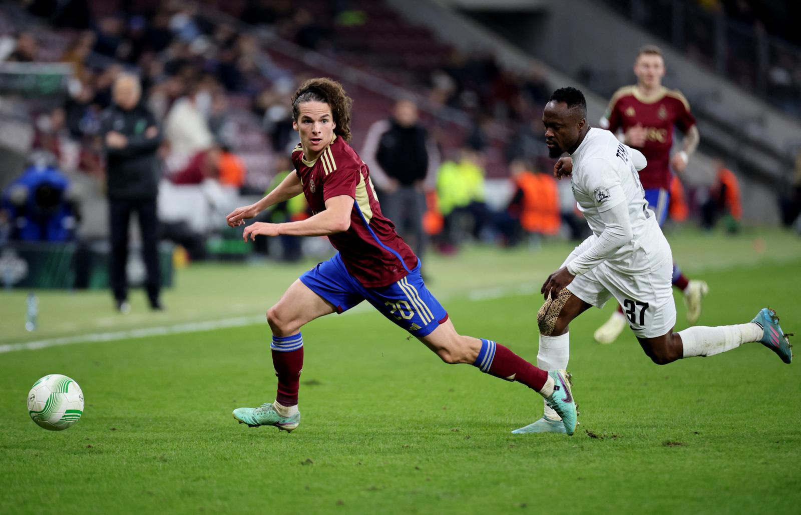 Soccer Football - Europa Conference League - Play-Off - First Leg - Servette v Ludogorets Razgrad - Stade de Geneve, Geneva, Switzerland - February 15, 2024  Servette's Theo Magnin in action with Ludogorets Razgrad's Bernard Tekpetey REUTERS/Pierre Albouy Photo: PIERRE ALBOUY/REUTERS