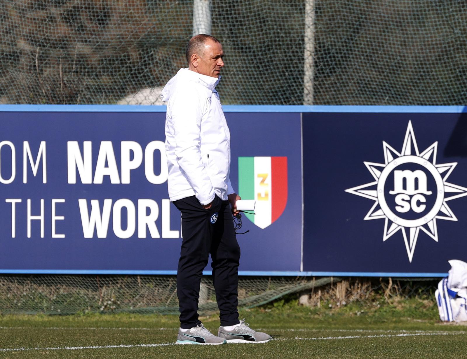 Soccer Football - Champions League - Napoli Training - Konami Training Centre, Castel Volturno, Italy - February 20, 2024 Napoli coach Francesco Calzona during training REUTERS/Ciro De Luca Photo: CIRO DE LUCA/REUTERS
