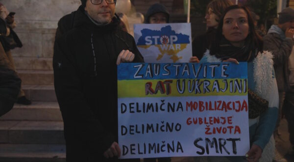 21, September, 2022, Belgrade - On Republic Square, a group of Russians, Ukrainians, Belarusians and Serbs held a protest meeting together against the war on the occasion of the mobilization announced by Russian President Vladimir Putin. Photo: Milos Tesic/ATAImages

21, septembar, 2022, Beograd - Na Trgu Republike odrzan je protestni skup grupe Rusi, Ukrajinci, Belorusi i Srbi zajedno protiv rata povodom mobilizacije koju je najavio ruski predsednik Vladimir Putin. Photo: Milos Tesic/ATAImages Photo: Milos Tesic/ATAImages/PIXSELL