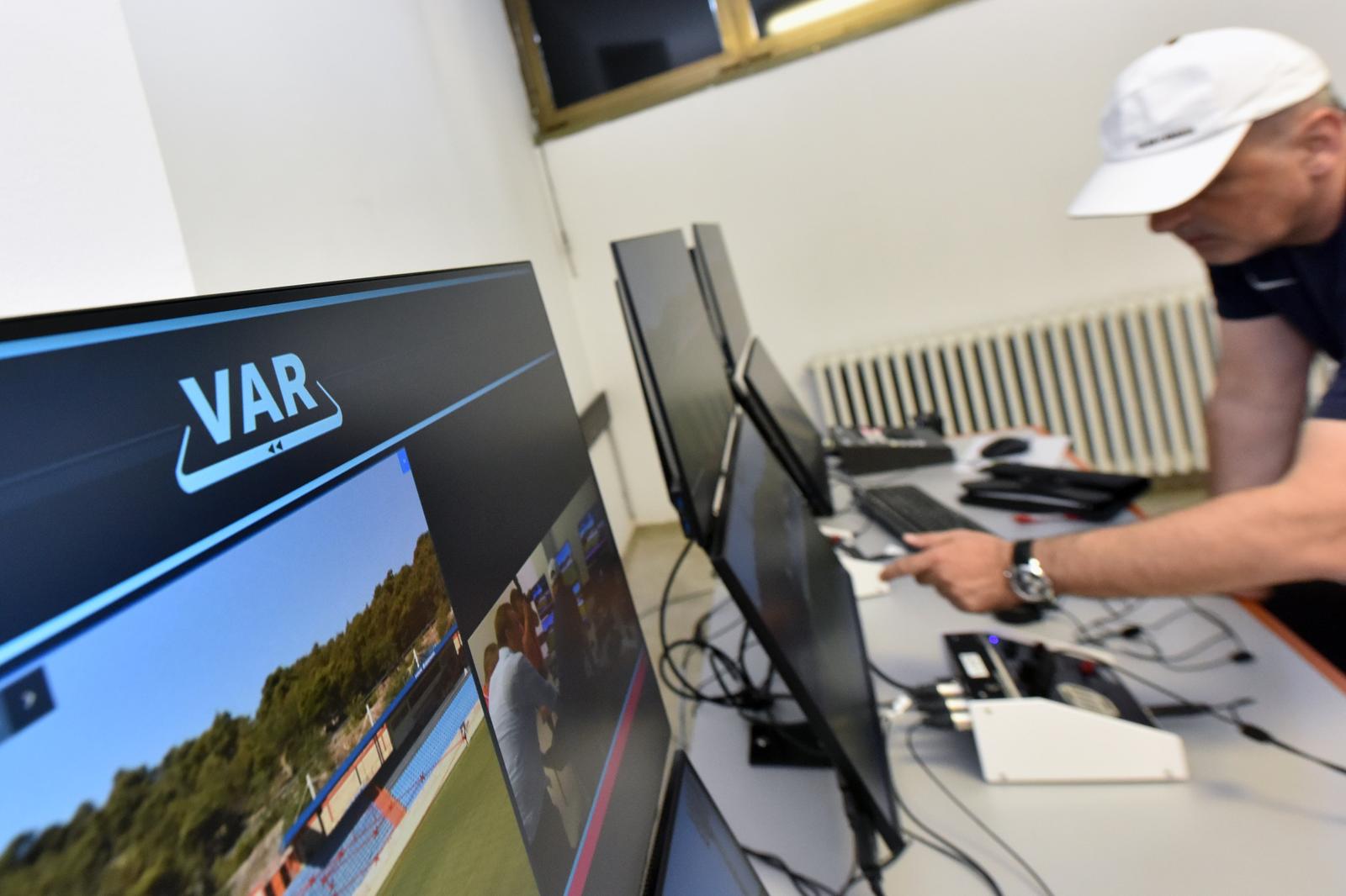 20.07.2020., Sibenik - Na sibenskom stadionu Subicevac vrse se posljednje testiranje i licenciranje VAR tehnologije za finale kupa Hrvatske koje ce 1.kolovoza igrati Rijeka i Lokomotiva.rPhoto: Hrvoje Jelavic/PIXSELL