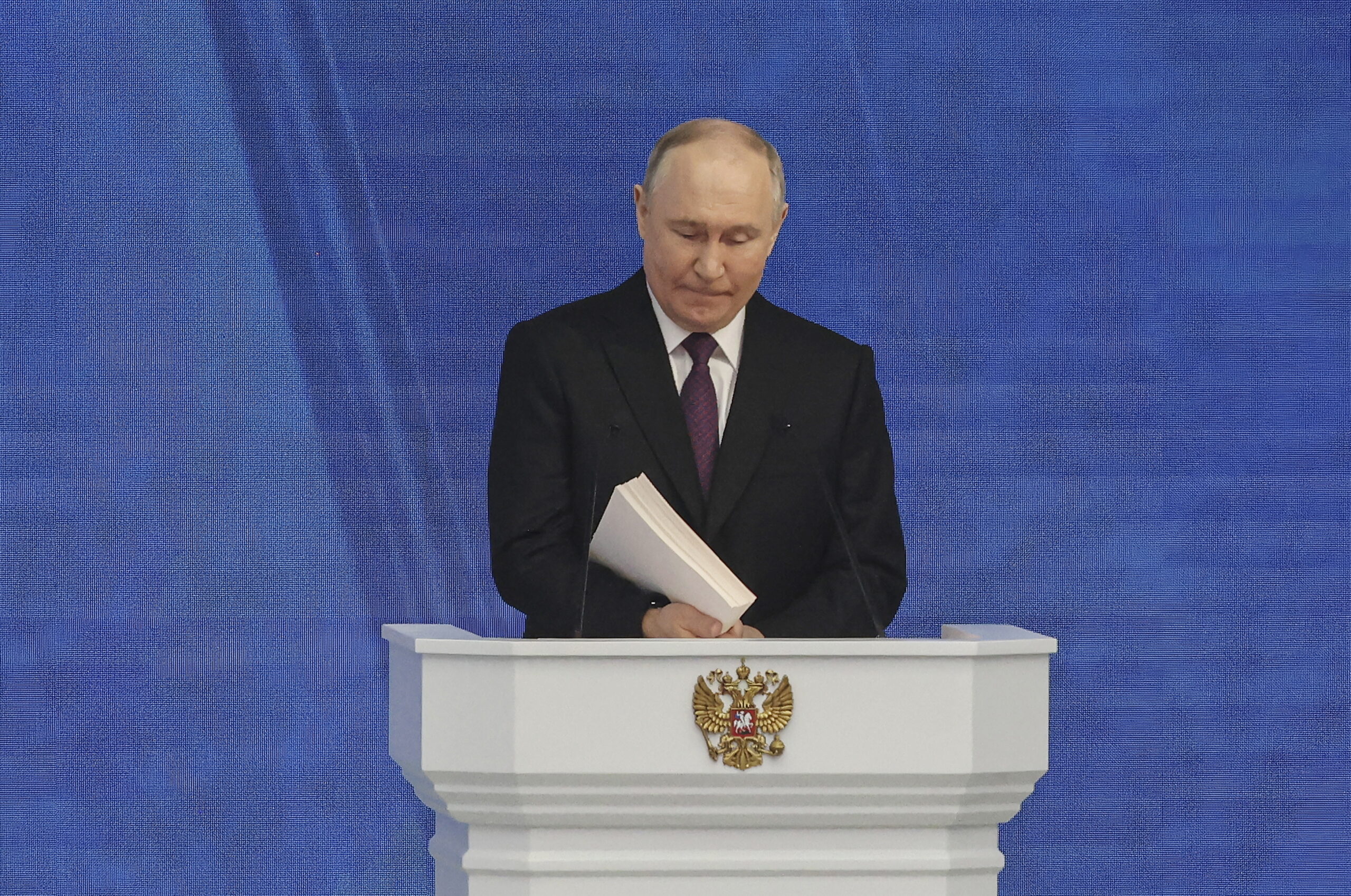 epa11187976 Russian President Vladimir Putin delivers his annual address to the Federal Assembly at the Gostiny Dvor conference center in Moscow, Russia, 29 February 2024. About 1,200 people, including lawmakers of Russia’s two-chamber parliament, Government members, heads of the Constitutional and Supreme court, and regional governors, were invited to attend the event.  EPA/SERGEI ILNITSKY